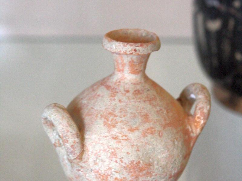 Алерия, Корсика, 2008: миниатюрная амфора с двумя ручками