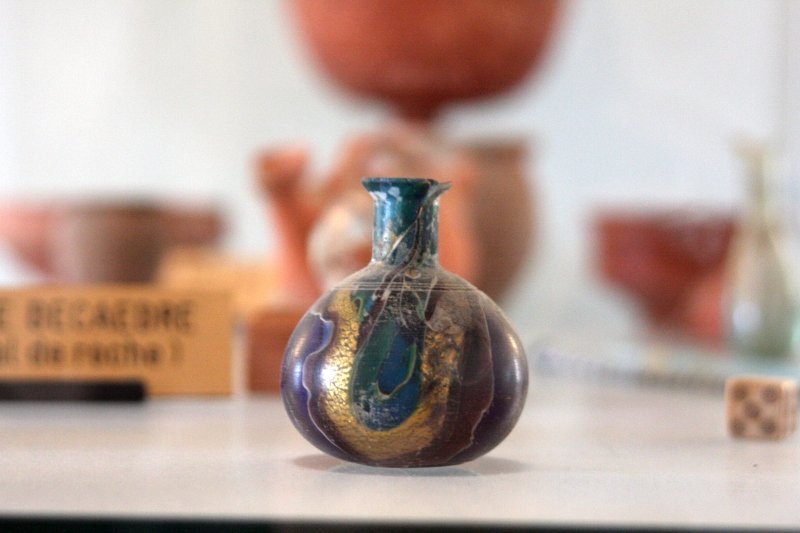 Алерия, Корсика, 2008: античная ваза с золотой и синей глазурью