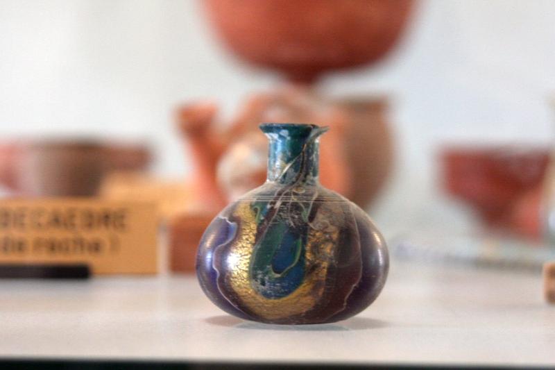 Алерия, Корсика, 2008: античная ваза с золотой и синей глазурью