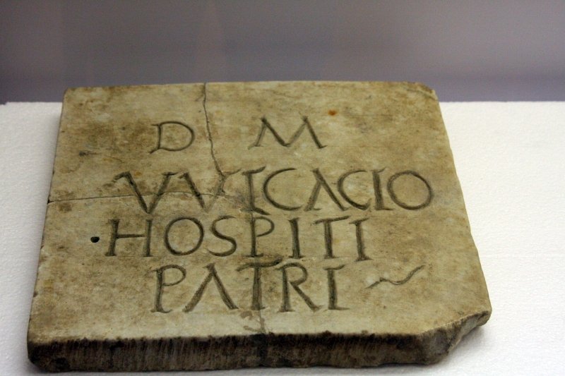 Алерия, Корсика, 2008: каменная табличка с надписью «D M VVICACIO HOSPITI PATRI»