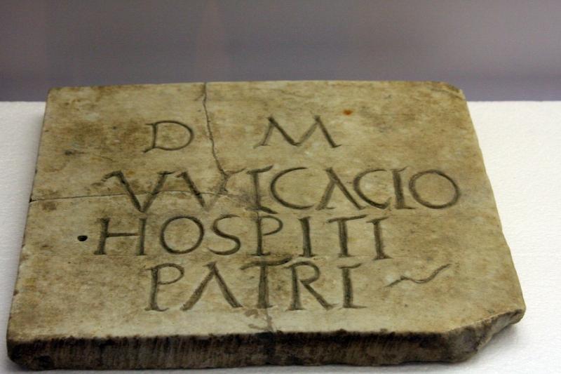 Алерия, Корсика, 2008: каменная табличка с надписью «D M VVICACIO HOSPITI PATRI»