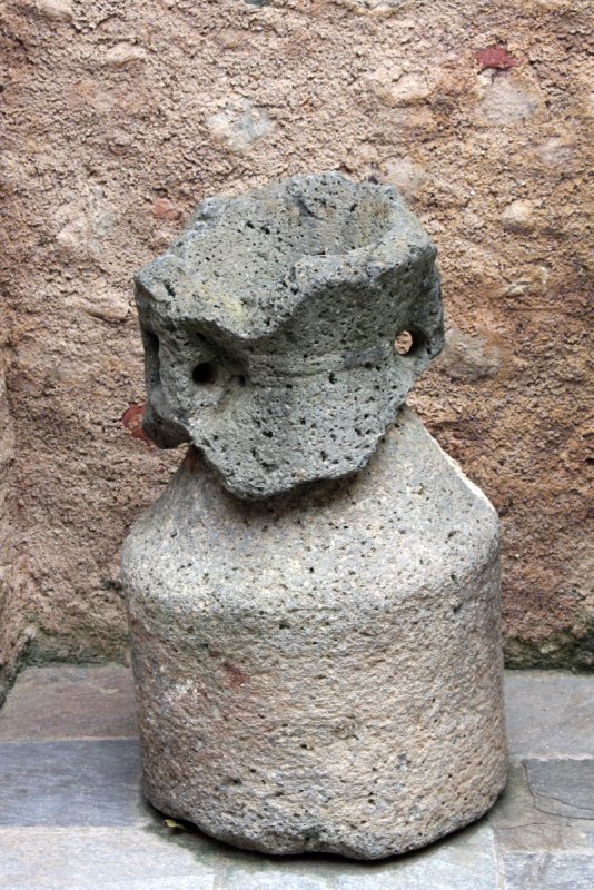Алерия, Корсика, 2008: вулканический камень и древний сосуд