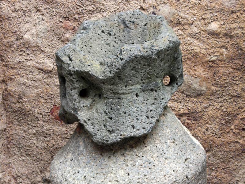 Алерия, Корсика, 2008: вулканический камень и древний сосуд