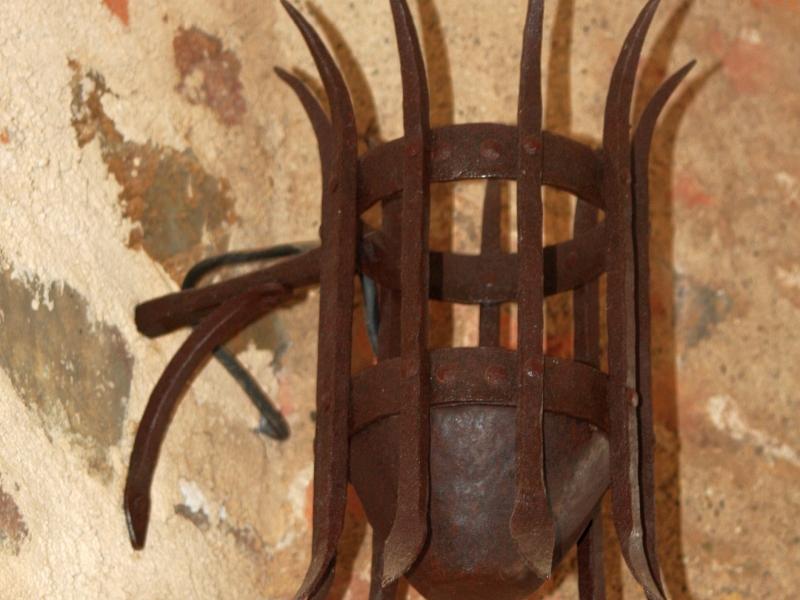 Алерия, Корсика, 2008: ржавый фонарь с шипами на стене руин