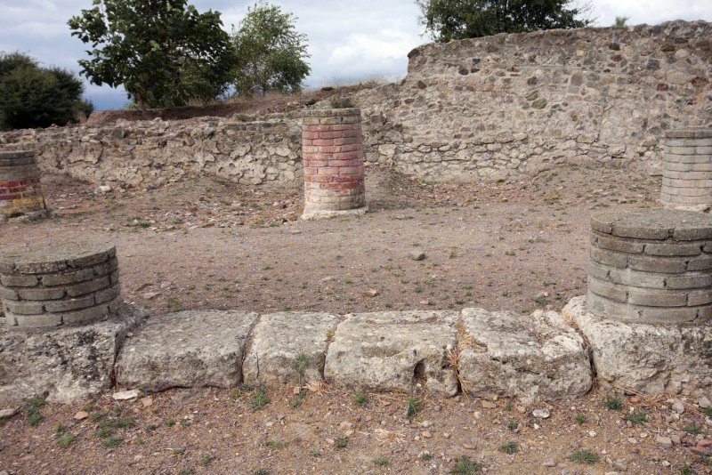 Алерия, Корсика, 2008: остатки римского рынка с кирпичными столбами
