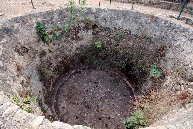 Алерия, Корсика, 2008: древний каменный колодец с трещинами и плющом