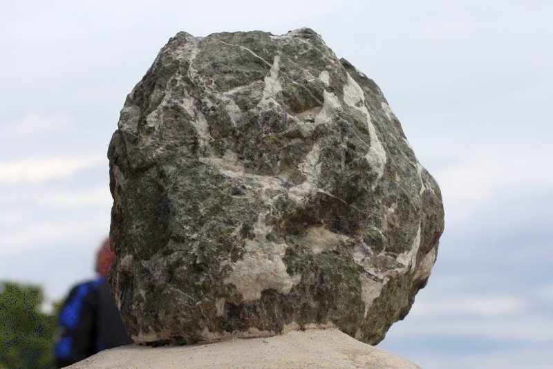 Алерия, Корсика, 2008: гранитный остаток у основания древней стены