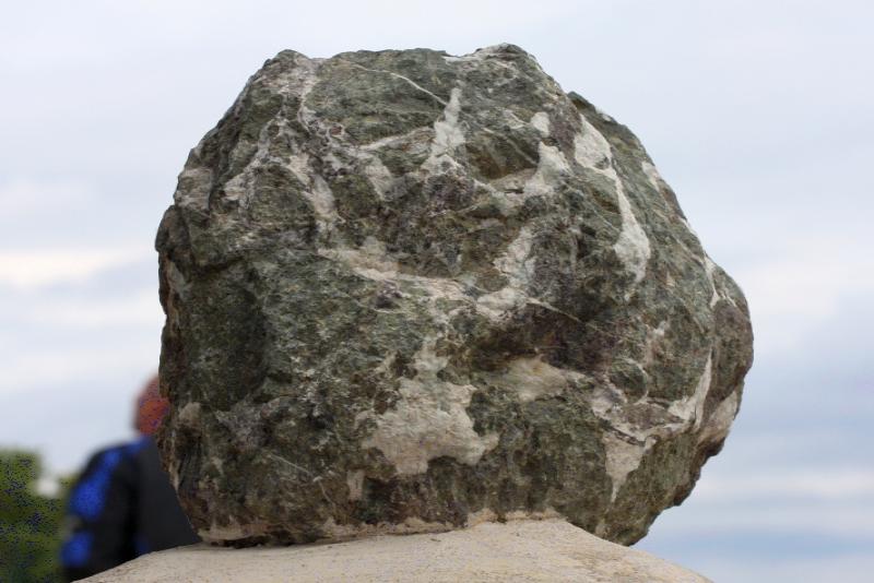 Алерия, Корсика, 2008: гранитный остаток у основания древней стены
