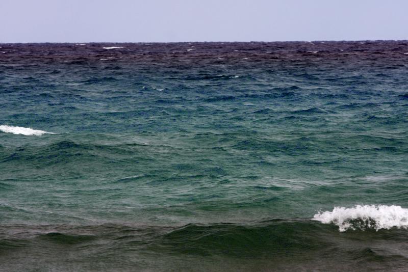 Морской пейзаж с волнами и градиентом цвета воды