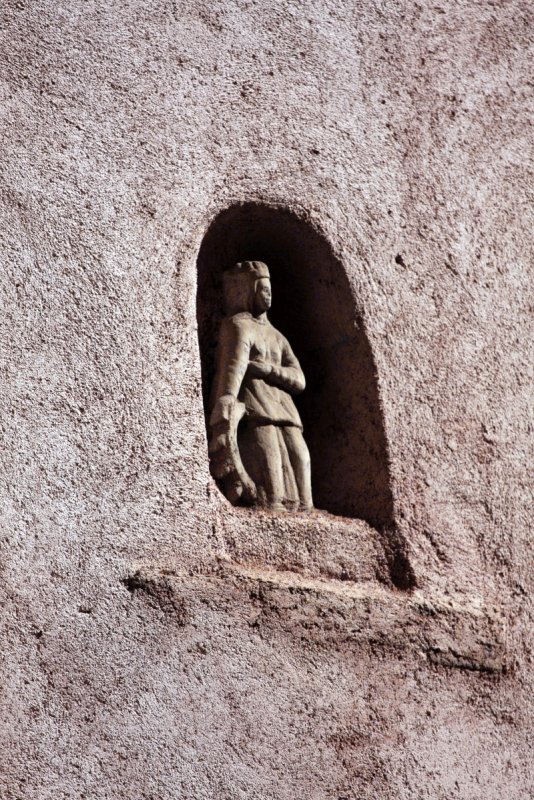 Бастия, Корсика, 2008: каменная фигура в нише на оштукатуренной стене