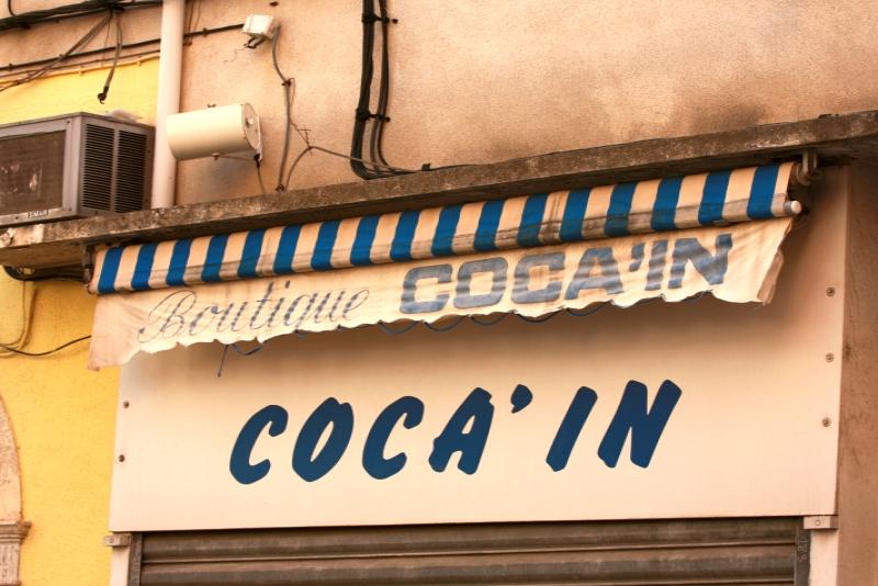 Бастия, Корсика, 2008: вывеска «Boutique COCA'IN» под полосатым навесом