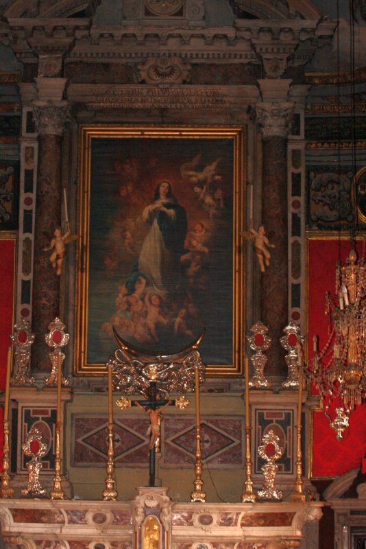 Альтар в церкви Бастии, Корсика, 2008: Мадонна с младенцем и луной