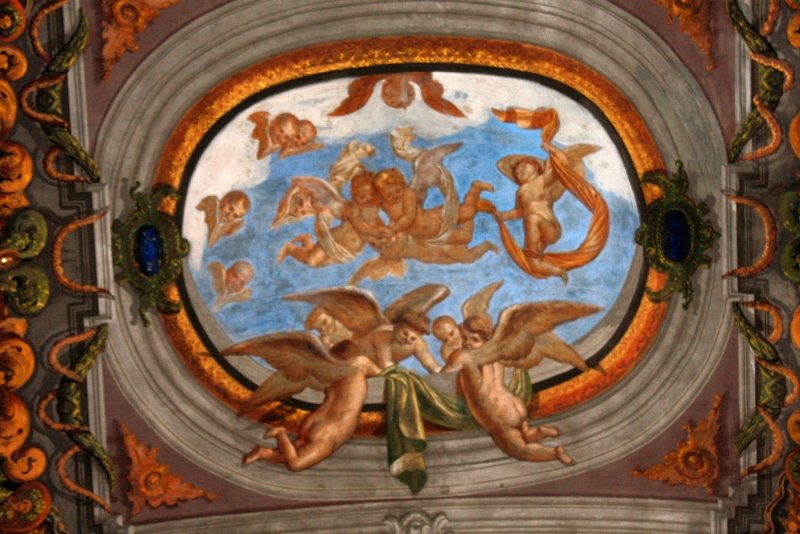 Купол церкви в Бастии, Корсика, 2008: овальная фреска с ангелами и золотой окантовкой