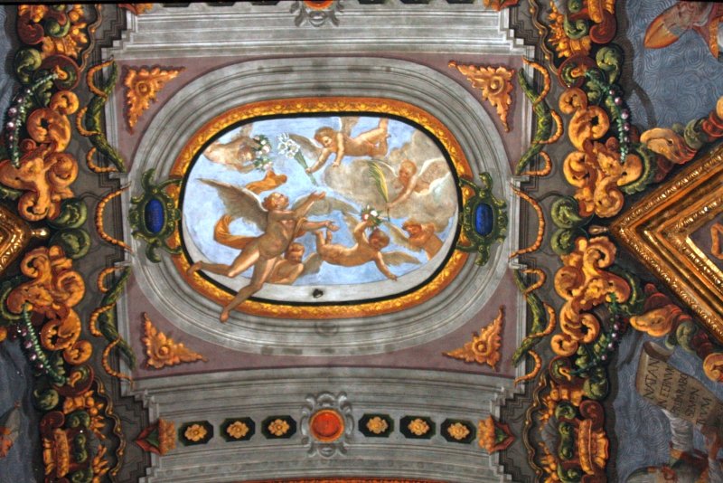 Купол церкви в Бастии, Корсика, 2008: овальная фреска с ангелами и золотая роспись