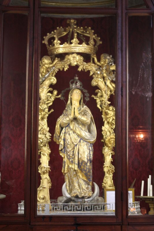 Бастия, Корсика, 2008: золотая Мадонна в барочном ковчеге