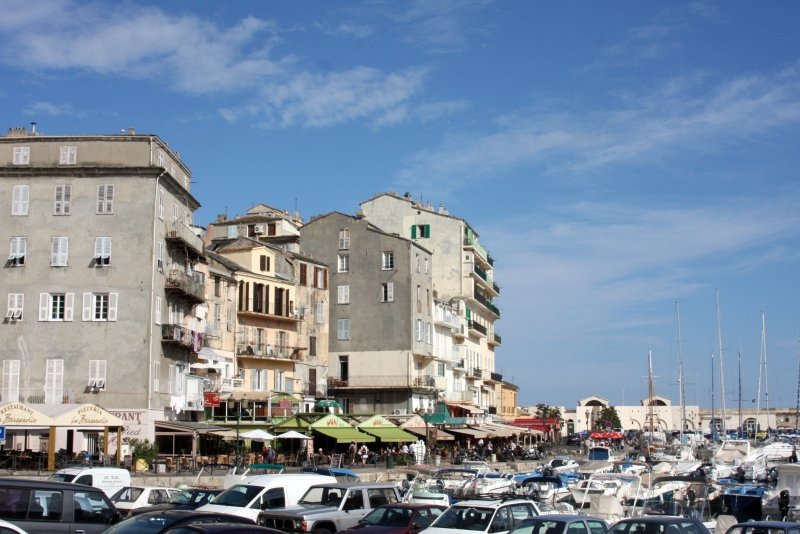 Бастия, Корсика, 2008: старые дома у порта с зелёными зонтиками и яхтами