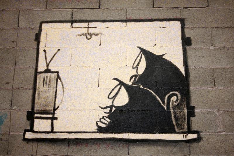 Бастия, Корсика, 2008: граффити на кирпичной стене с телевизором и силуэтами