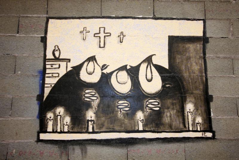 Граффити у входа в подвал в Бастии, Корсика, 2008