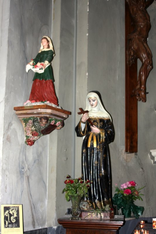 Бастия, Корсика, 2008: алтарь с двумя статуями и деревянным распятием