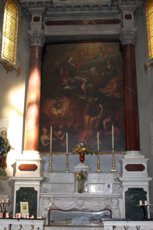 Бастия, Корсика, 2008: алтарь с барочным полотном и красными мраморными колоннами