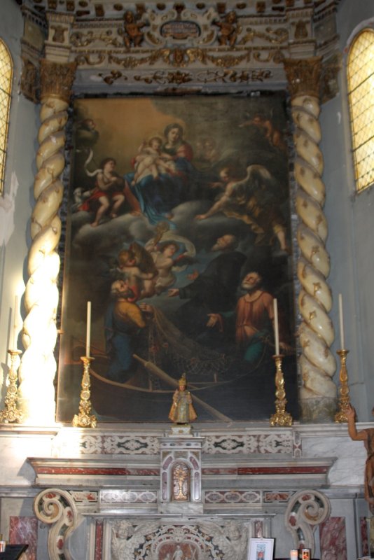 Бастия, Корсика, 2008: алтарь с мадонной и рыбаками в барочном убранстве
