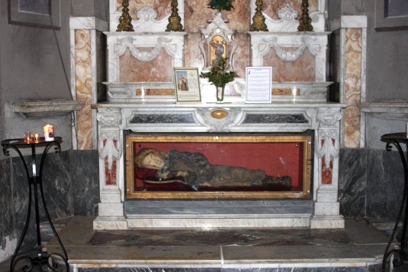 Бастия, Корсика, 2008: гробница с лежащим святым в мраморном алтаре