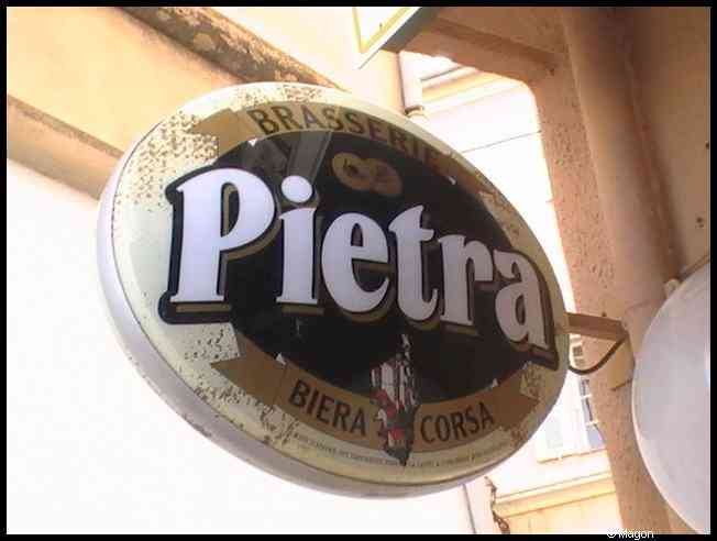 Бастия, Корсика, 2008: вывеска пивоварни Pietra у входа в бистро