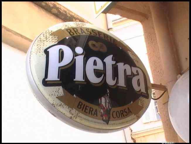 Бастия, Корсика, 2008: вывеска пивоварни Pietra у входа в бистро