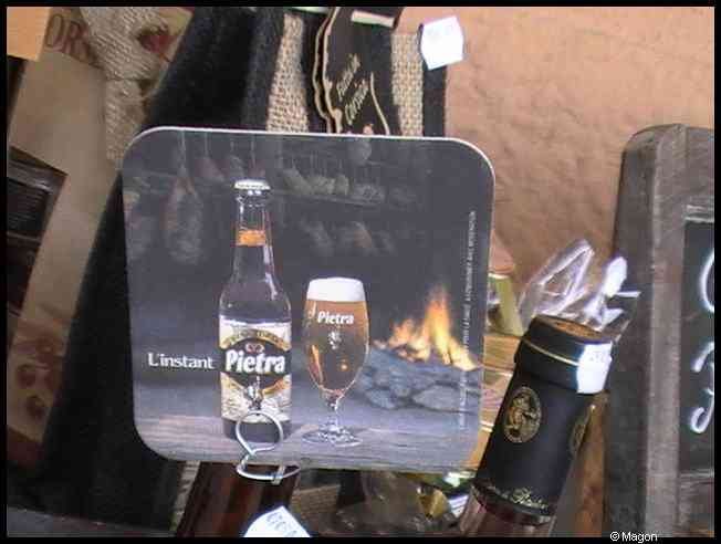 Бастия, Корсика, 2008: бутылка Pietra L'instant и кружка на подставке у камина