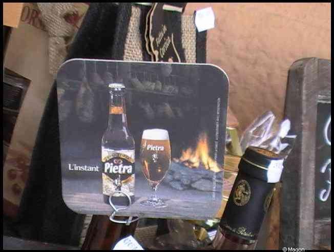 Бастия, Корсика, 2008: бутылка Pietra L'instant и кружка на подставке у камина