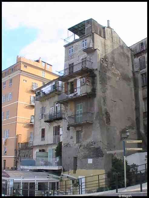 Бастия, Корсика, 2008: стена из бетона и пыли с балконами-гнёздами