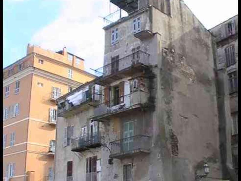 Бастия, Корсика, 2008: стена из бетона и пыли с балконами-гнёздами