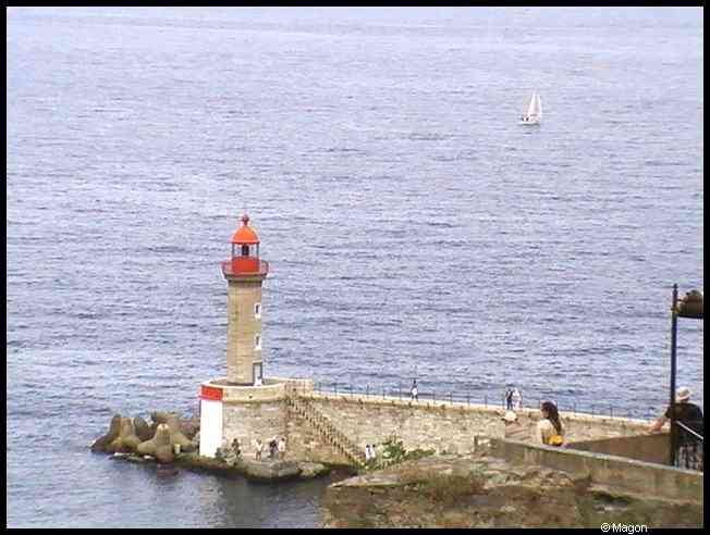 Бастия, Корсика, 2008: красный фонарь на каменном пирсе у моря