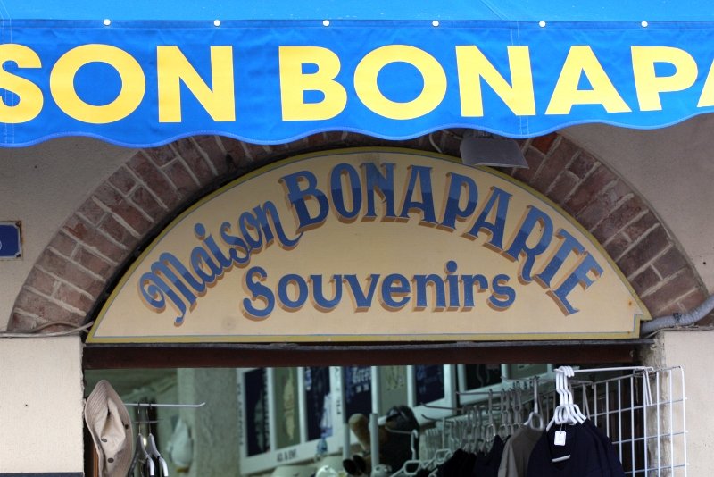 Магазин сувениров «Maison Bonaparte» в Бонифачо, Корсика, 2008