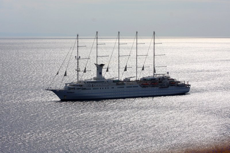 Бонифачо, Корсика, 2008: парусный лайнер «The World» на спокойной воде