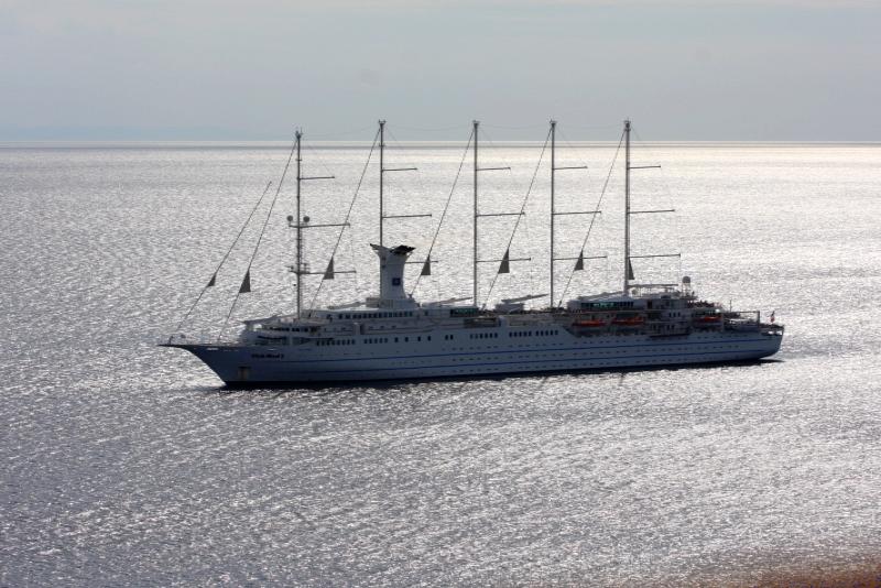 Бонифачо, Корсика, 2008: парусный лайнер «The World» на спокойной воде