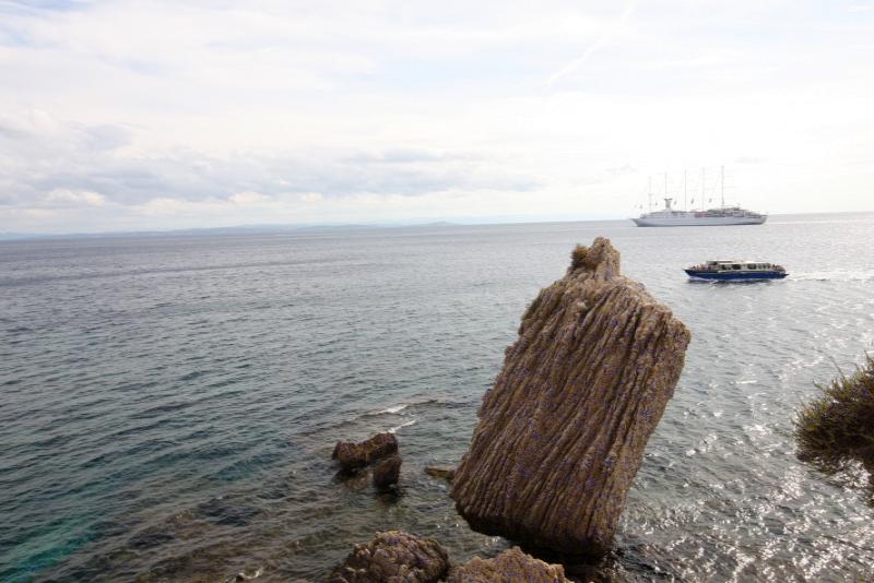 Бонифачо, Корсика, 2008: скала-столб у воды и парусник на горизонте