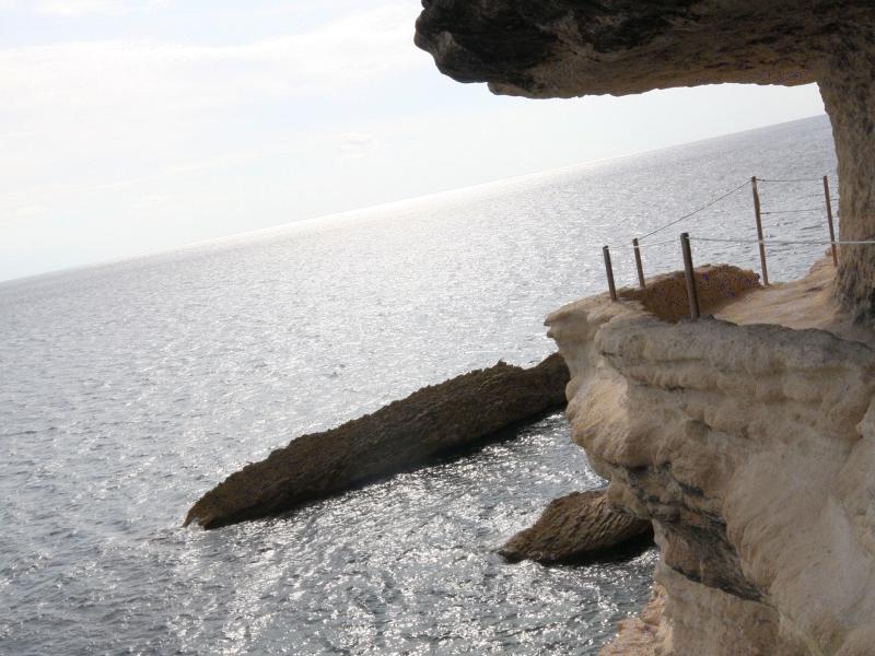 Бонифачо, Корсика, 2008: скальный выступ над морем у старинной набережной