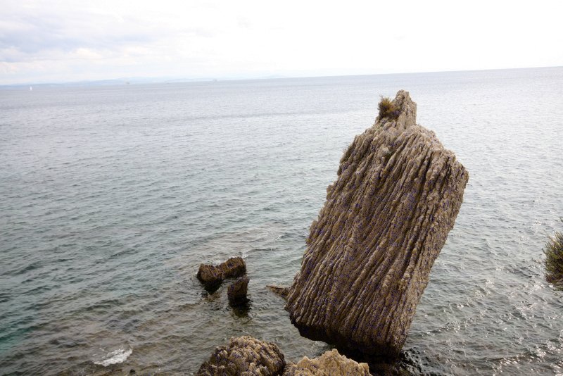 Бонифачо, Корсика, 2008: вертикальный камень у воды