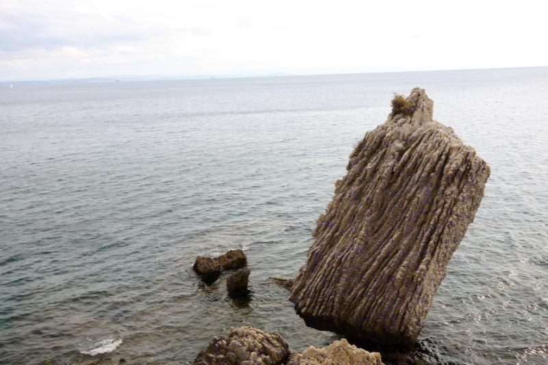 Бонифачо, Корсика, 2008: вертикальный камень у воды