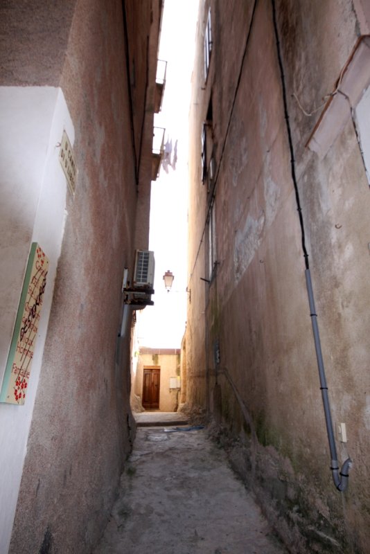 Узкий переулок в Бонифачо, Корсика, 2008