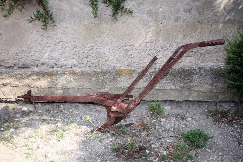 Ржавый плуг у стены в Бонифачо, Корсика, 2008