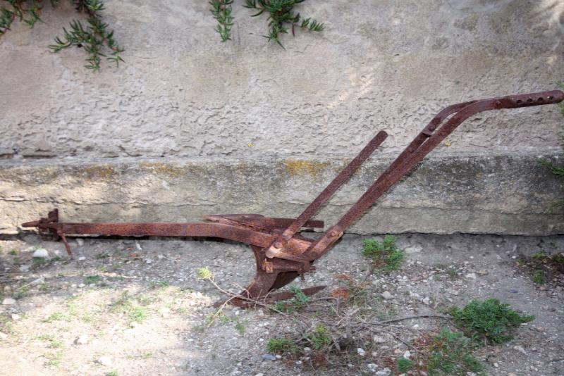 Ржавый плуг у стены в Бонифачо, Корсика, 2008