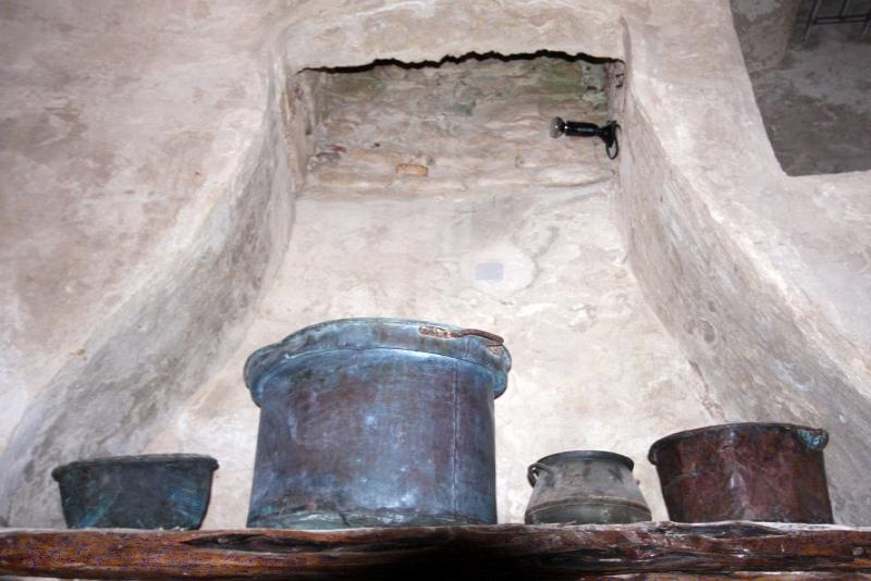 Бонифачо, Корсика, 2008: старинные котлы в нише стены