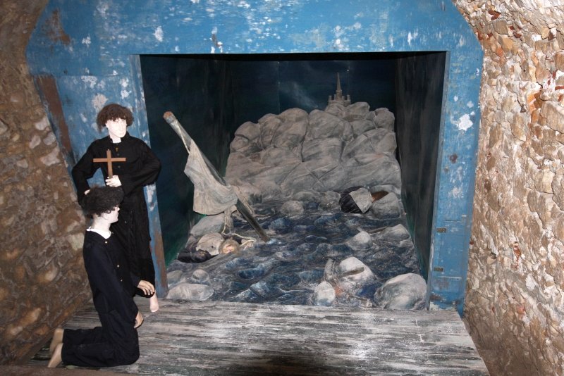 Бонифачо, Корсика, 2008: сцена погребения в старой капелле