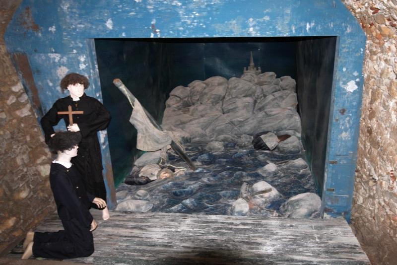 Бонифачо, Корсика, 2008: сцена погребения в старой капелле
