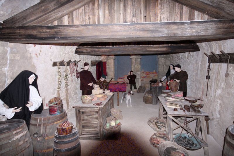 Бонифачо, Корсика, 2008: реконструкция средневековой кухни в подвале