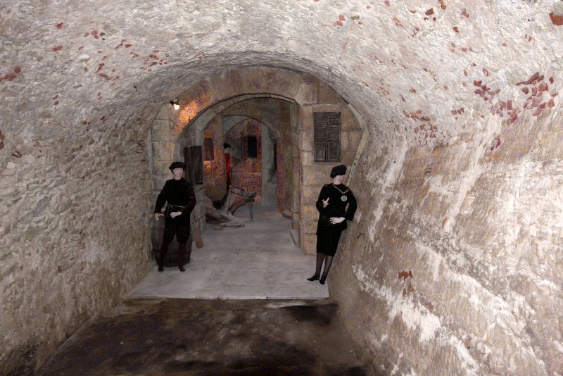 Бонифачо, Корсика, 2008: подземный коридор крепости с фигурами в исторических костюмах