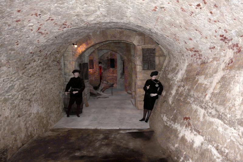 Бонифачо, Корсика, 2008: подземный коридор крепости с фигурами в исторических костюмах