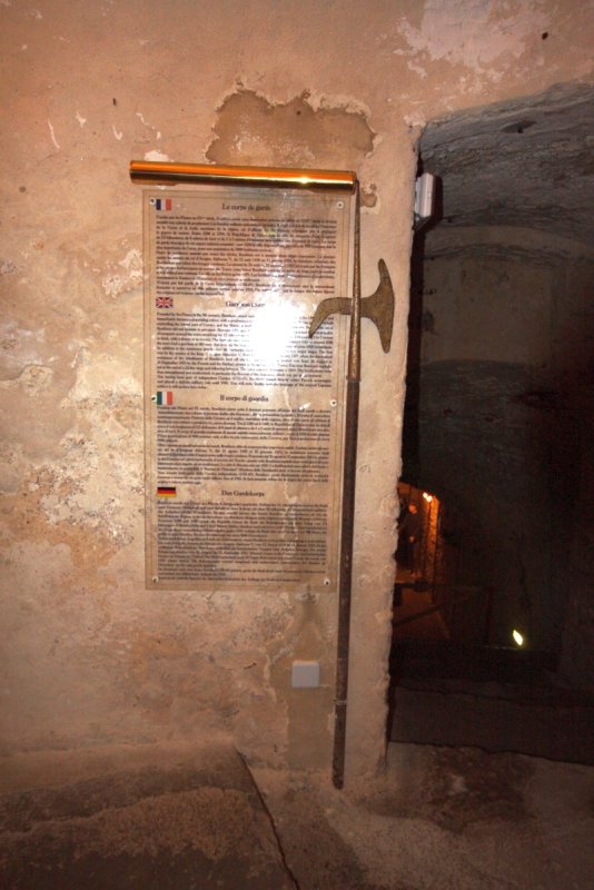 Бонифачо, Корсика, 2008: табличка о «корпусе стражи» у входа в подземелье
